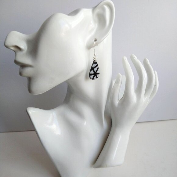 Handmade black and white polymer clay earrings. Boucles d'oreilles - Picture 4 of 6